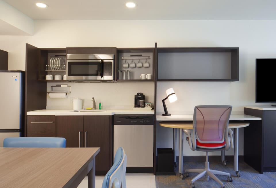 Full-size fridge, microwave, coffee/tea maker, toaster