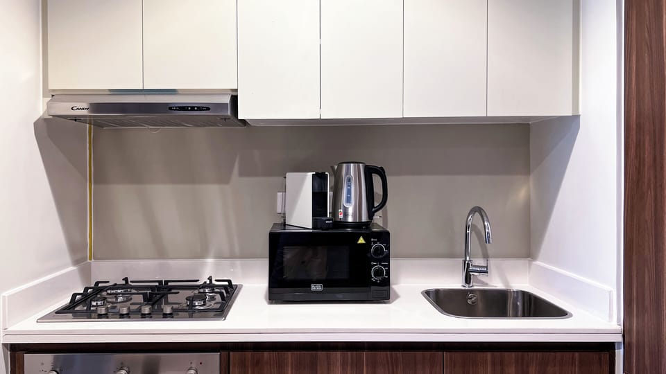 Deluxe Apartment, 1 King Bed with Sofa bed | Private kitchen | Full-size fridge, microwave, oven, stovetop