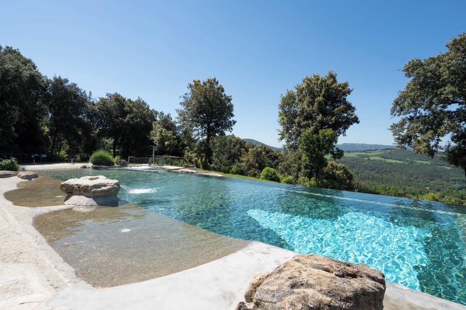 Piscina privata in comune con gli altri appartamenti del borgo