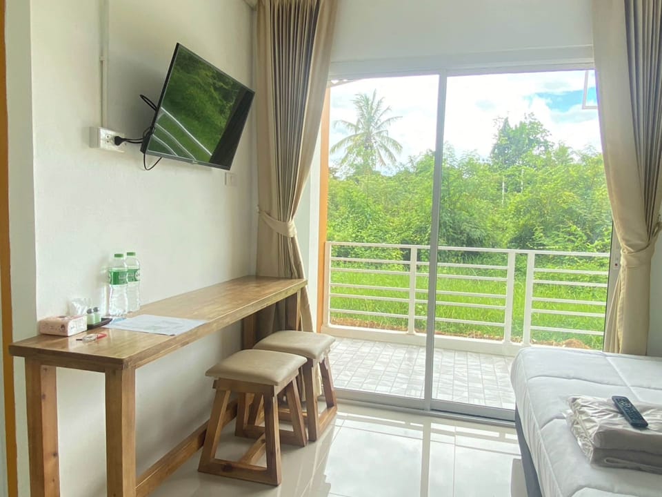 Deluxe Triple Room, Mountain View | Blackout drapes, free WiFi, bed sheets