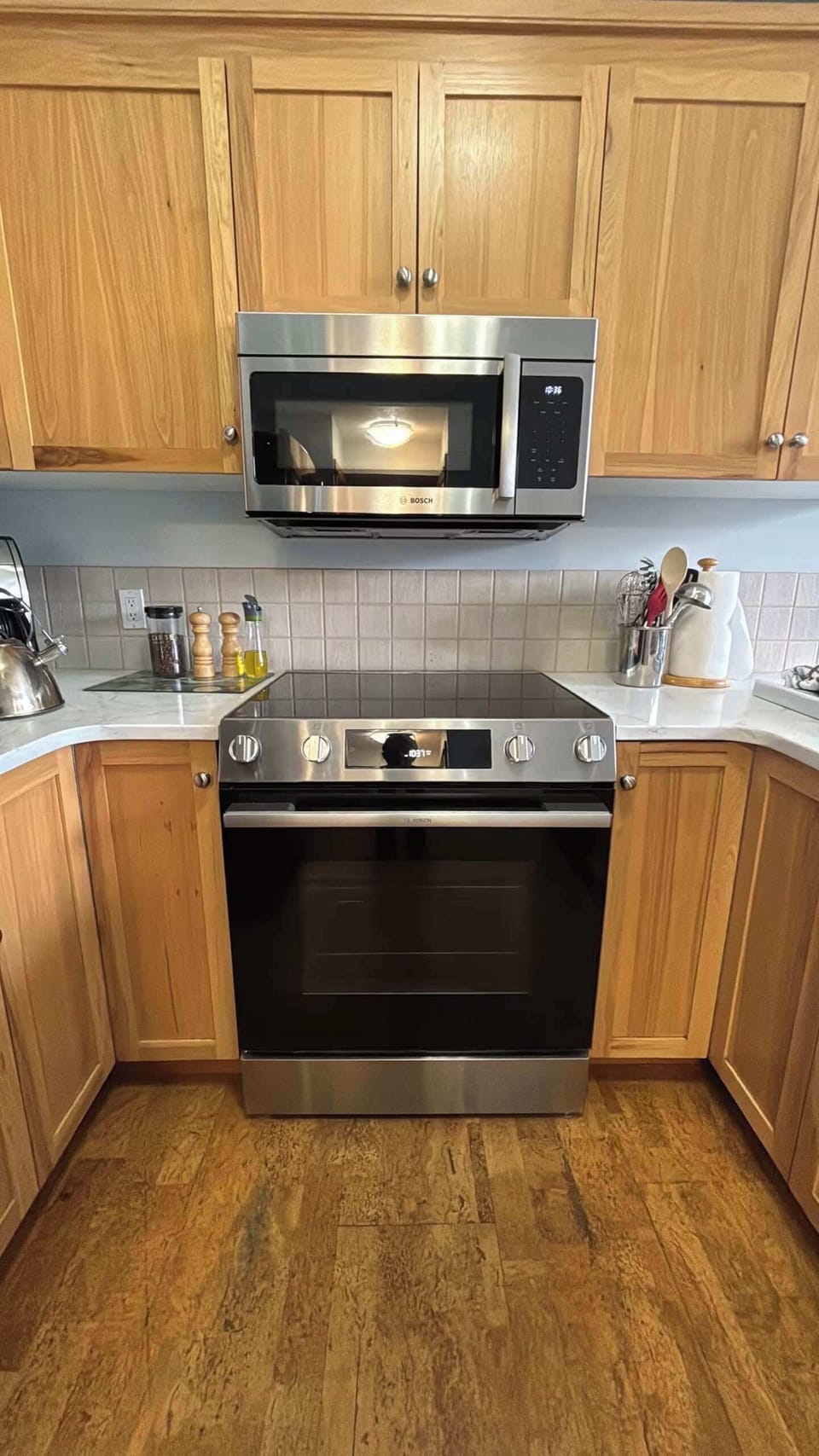 Brand new oven and microwave installed December 2025