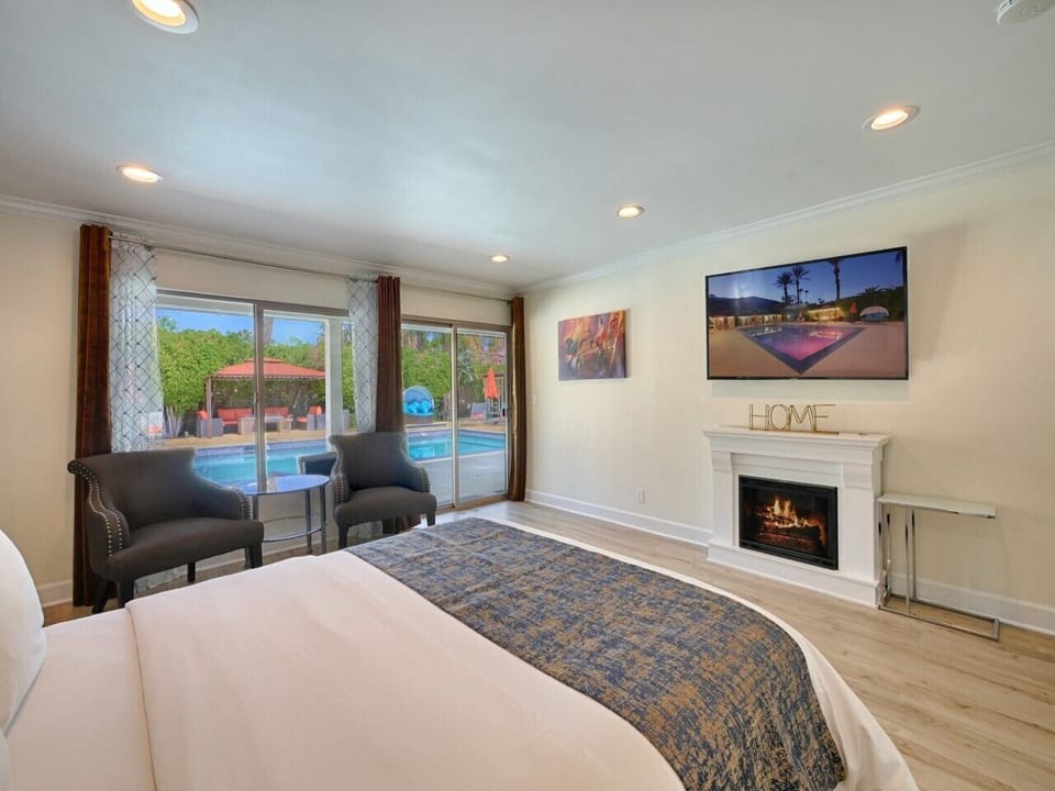 Deluxe Room, 1 Queen Bed | Premium bedding, pillowtop beds, iron/ironing board, WiFi (free)