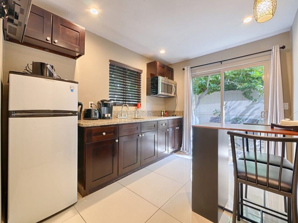 Coffee/tea maker, fridge