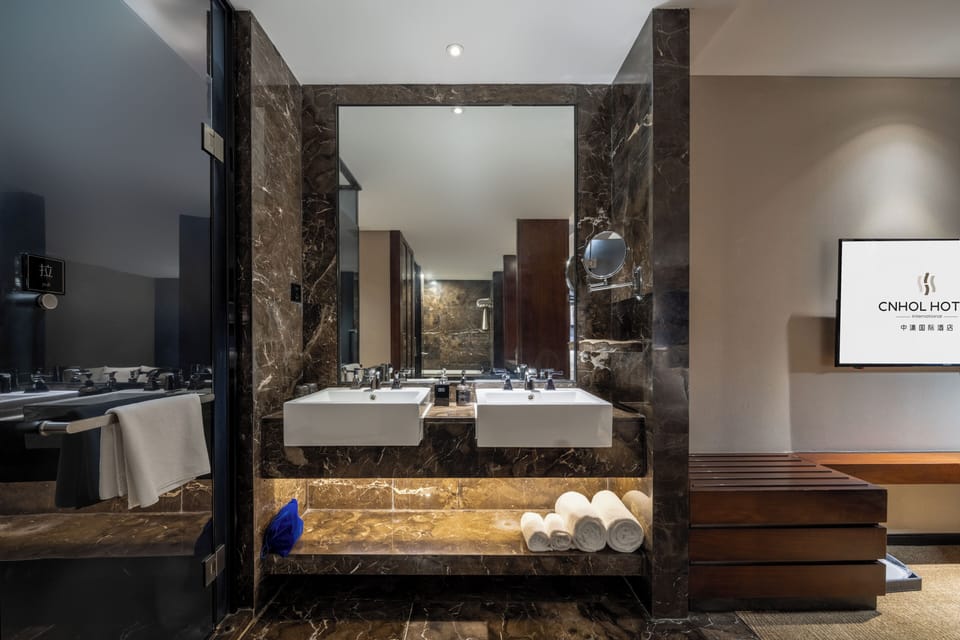 Signature Room, City View | In-room safe, desk, laptop workspace, blackout drapes