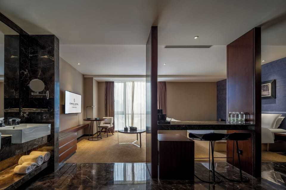 Signature Room, City View | In-room safe, desk, laptop workspace, blackout drapes