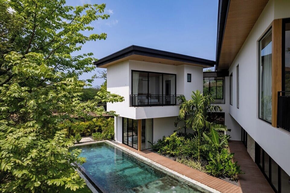 The Island style garden differentiate this house highlighting the tropical lush ambience  