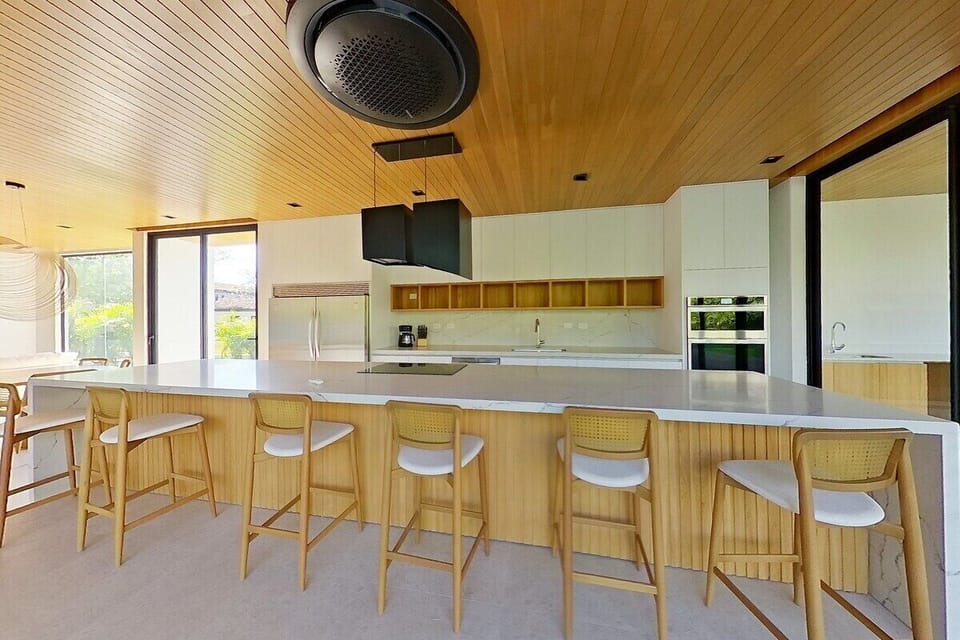 Large full Kitchen with dining island