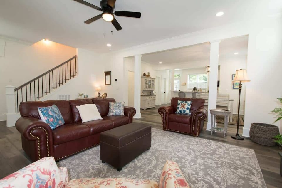 Spacious living room with plenty of seating!