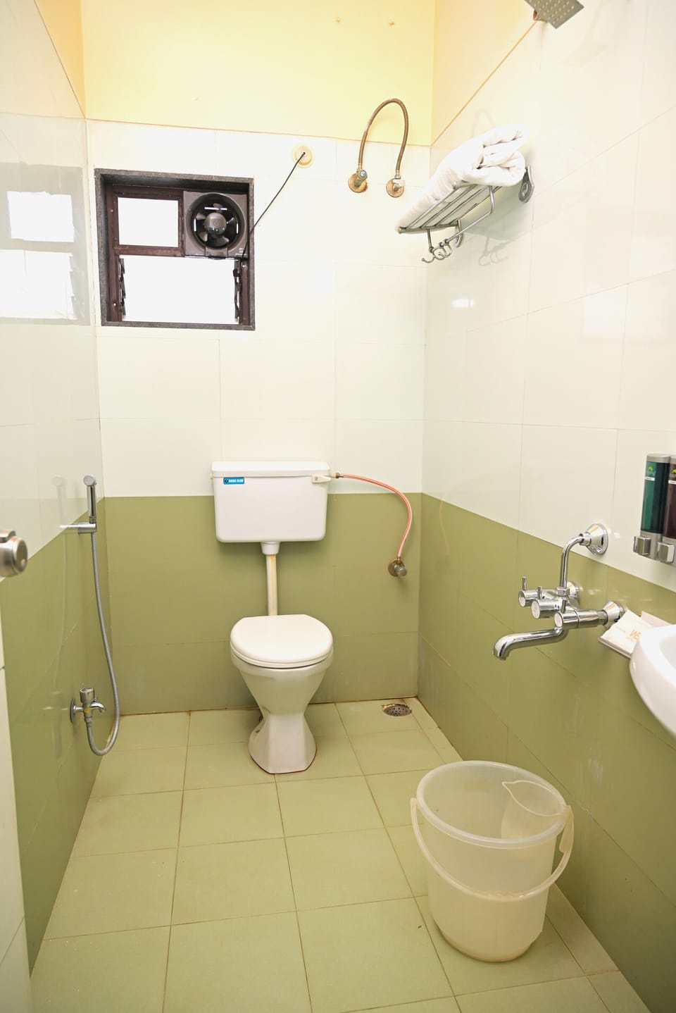 Superior Twin Room | Bathroom | Soap, shampoo