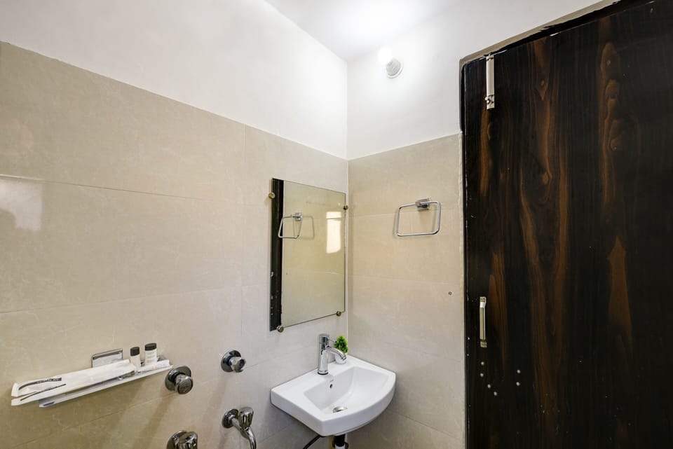 Standard Double Room | Bathroom | Free toiletries