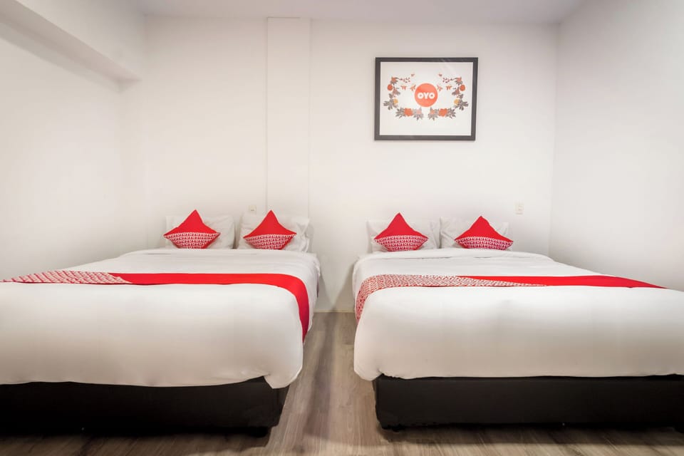 Family Suite | Desk, laptop workspace, WiFi (free), bed sheets