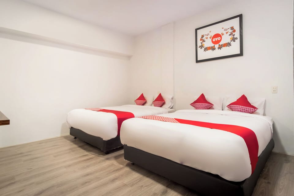 Family Suite | Desk, laptop workspace, WiFi (free), bed sheets