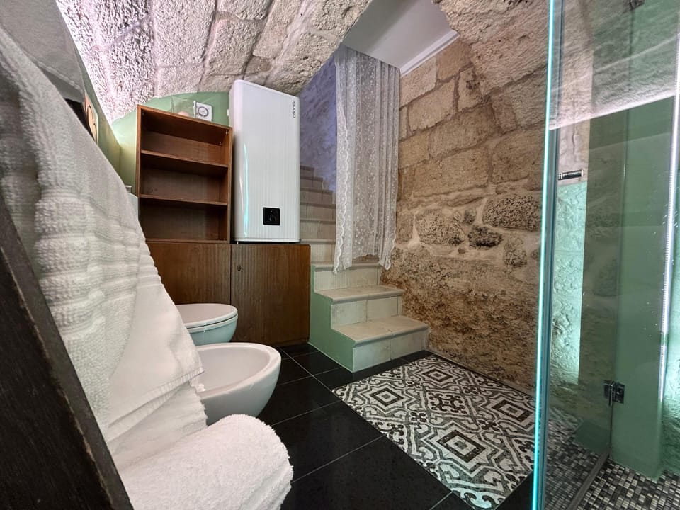 Standard Double Room, Ground Floor | Bathroom | Shower, hair dryer, bidet, towels