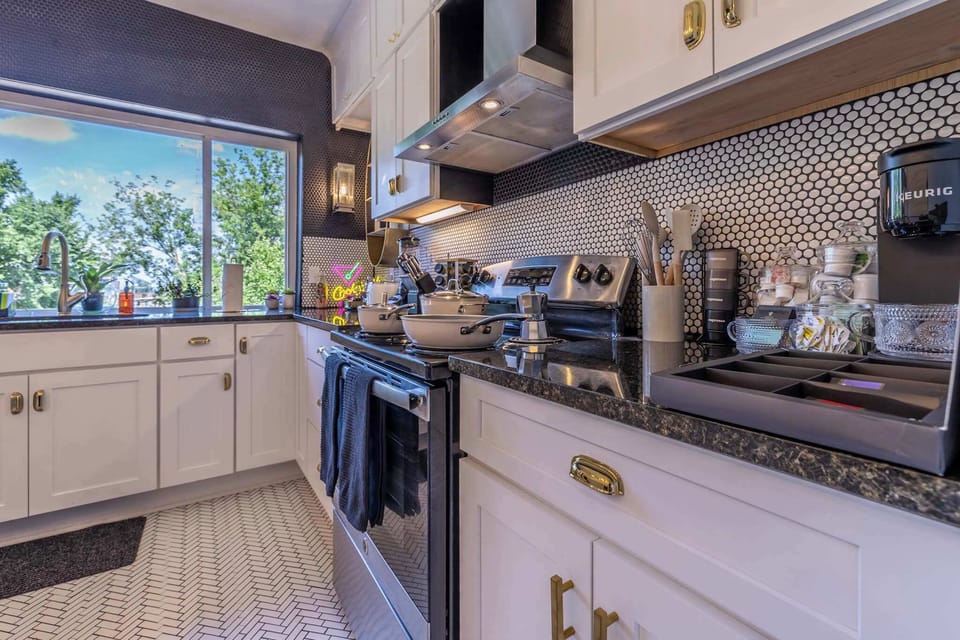 Delight in the culinary charm of our fully-equipped kitchen, designed for both the novice cook and the seasoned chef.