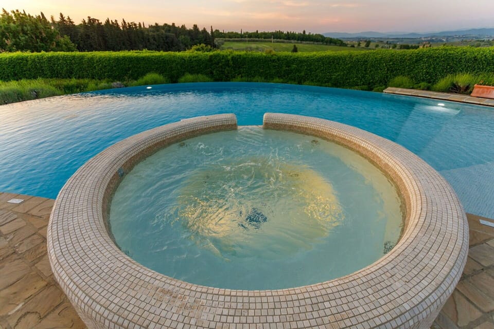 Wonderful swimming pool of the splendid holiday villa between Siena and Florence.