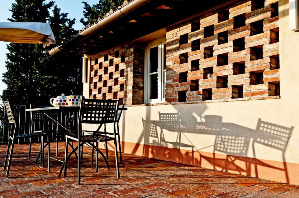 relaxing patio of the villa for rent in tuscany - Sunbathing