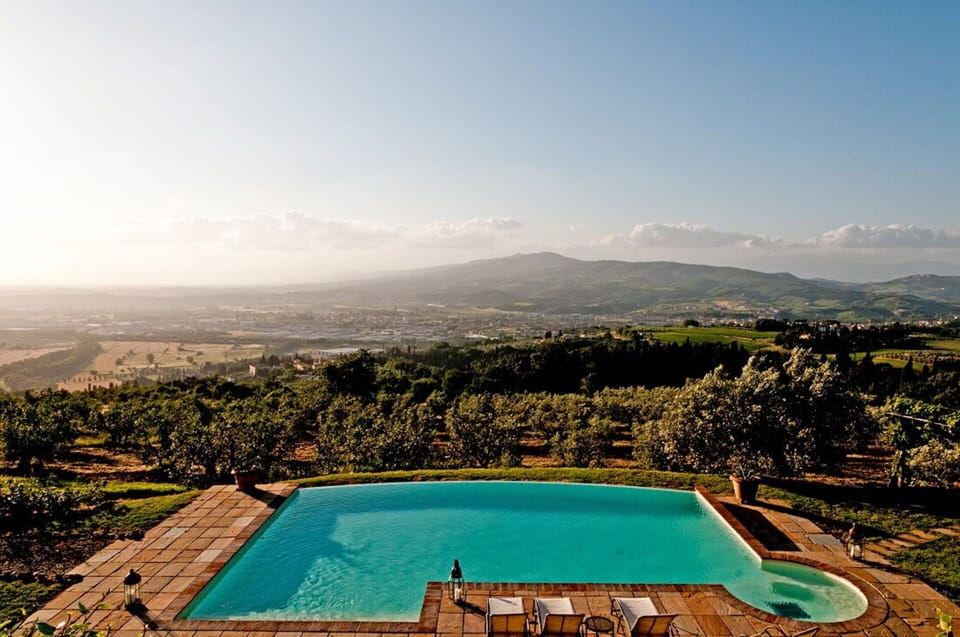 Wonderful pool with a view of the villa for rent in Tuscany
