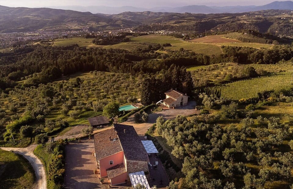 Fantastic overview of the villa with pool for rent in Tuscany