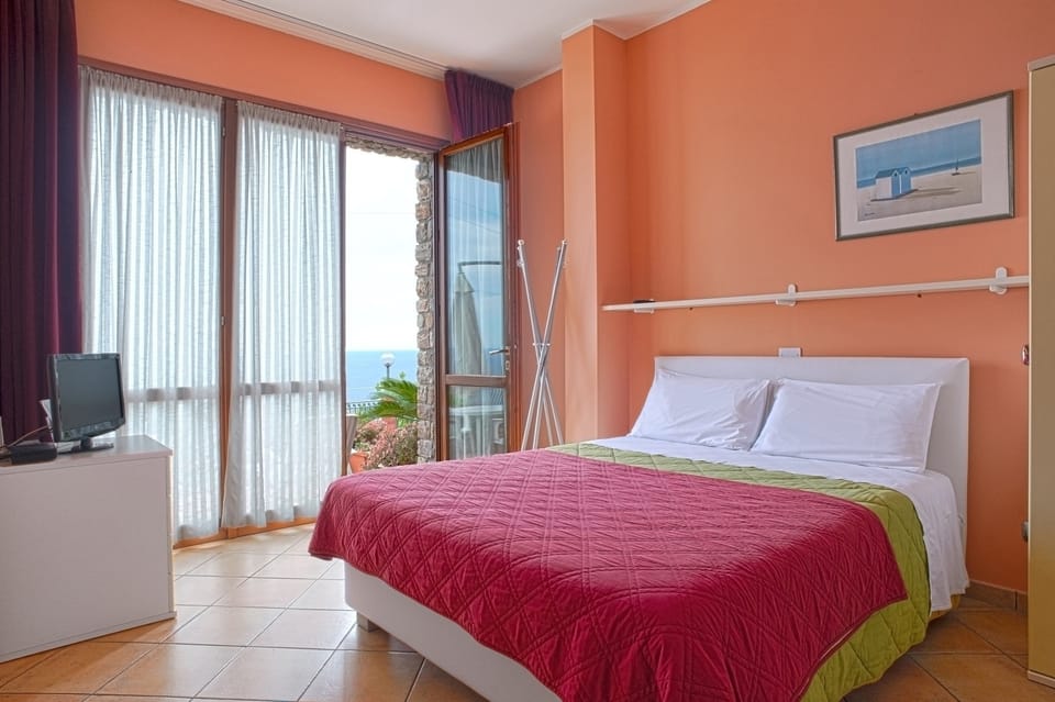 Studio, Terrace, Sea View | Free cribs/infant beds, free WiFi, bed sheets