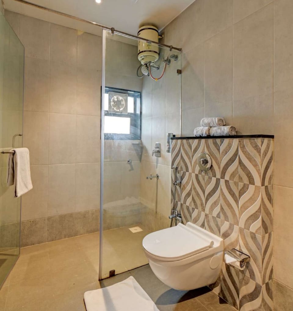 Deluxe Room | Bathroom | Shower, hair dryer, towels, soap