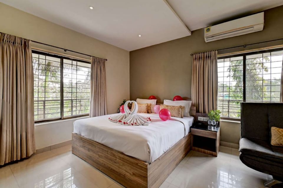 Luxury Suite | Desk, laptop workspace, iron/ironing board, free WiFi