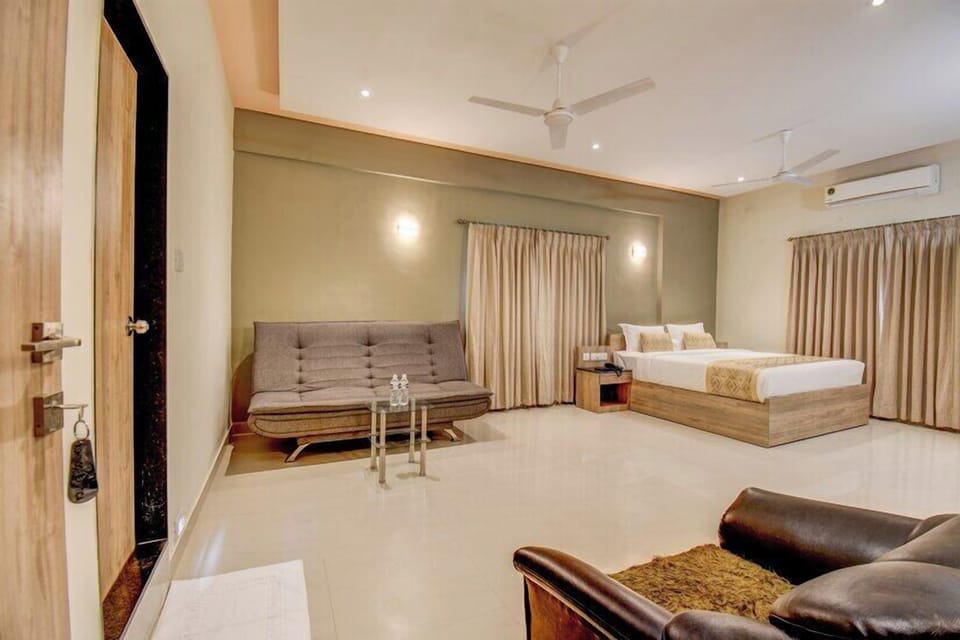 Luxury Suite | Desk, laptop workspace, iron/ironing board, free WiFi
