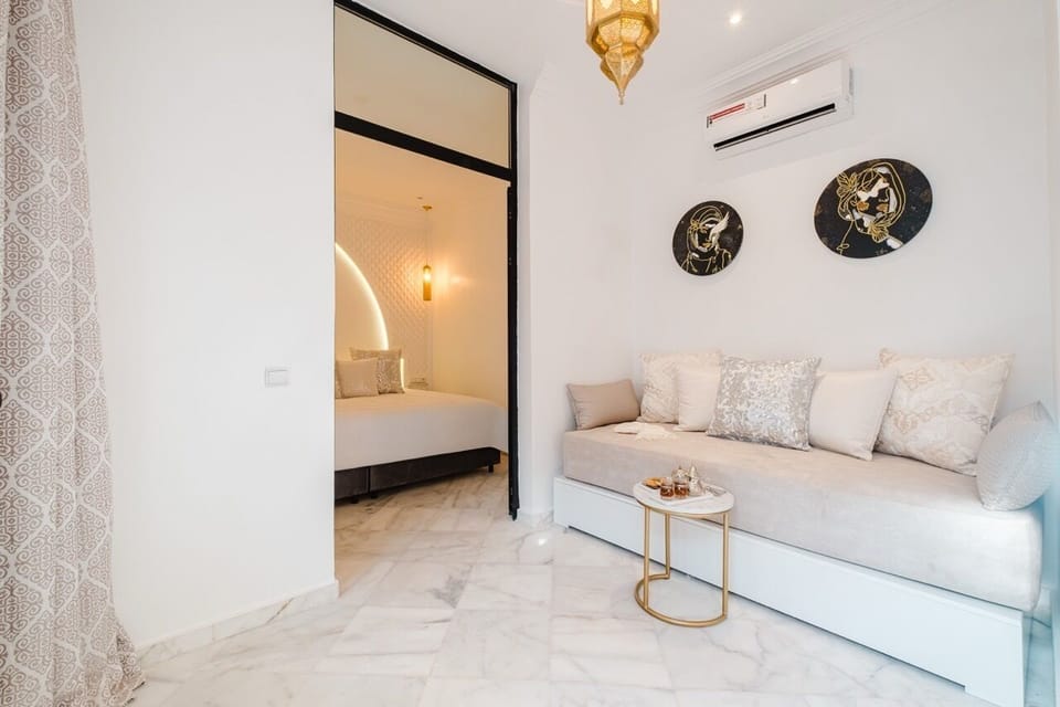 Luxury Suite, Non Smoking, Bathtub | Premium bedding, pillowtop beds, in-room safe, individually decorated
