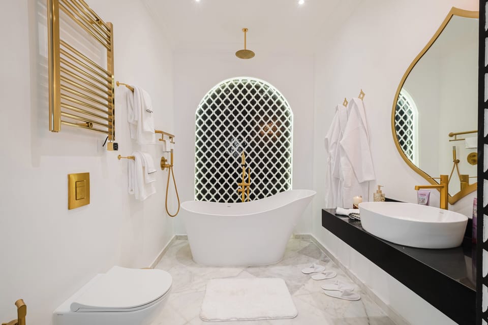Luxury Double Room, Non Smoking, Private Bathroom | Bathroom | Eco-friendly toiletries, hair dryer, bathrobes, slippers