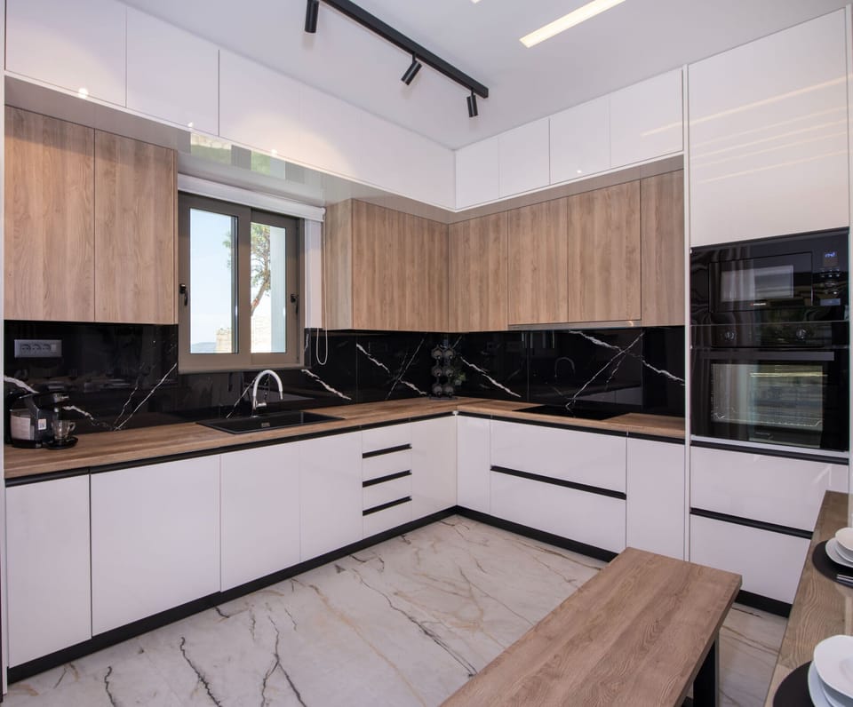 The fully equipped kitchen offers all essentials for a self-catered holiday!