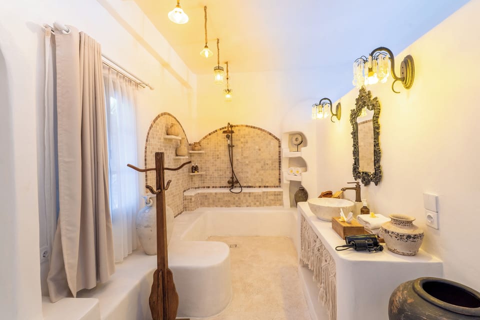 Deluxe Room | Bathroom | Shower, hair dryer, bidet, towels