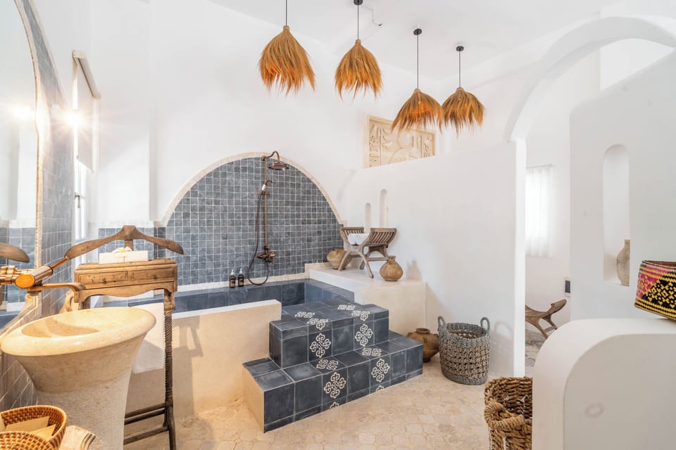 Deluxe Room | Bathroom | Shower, hair dryer, bidet, towels
