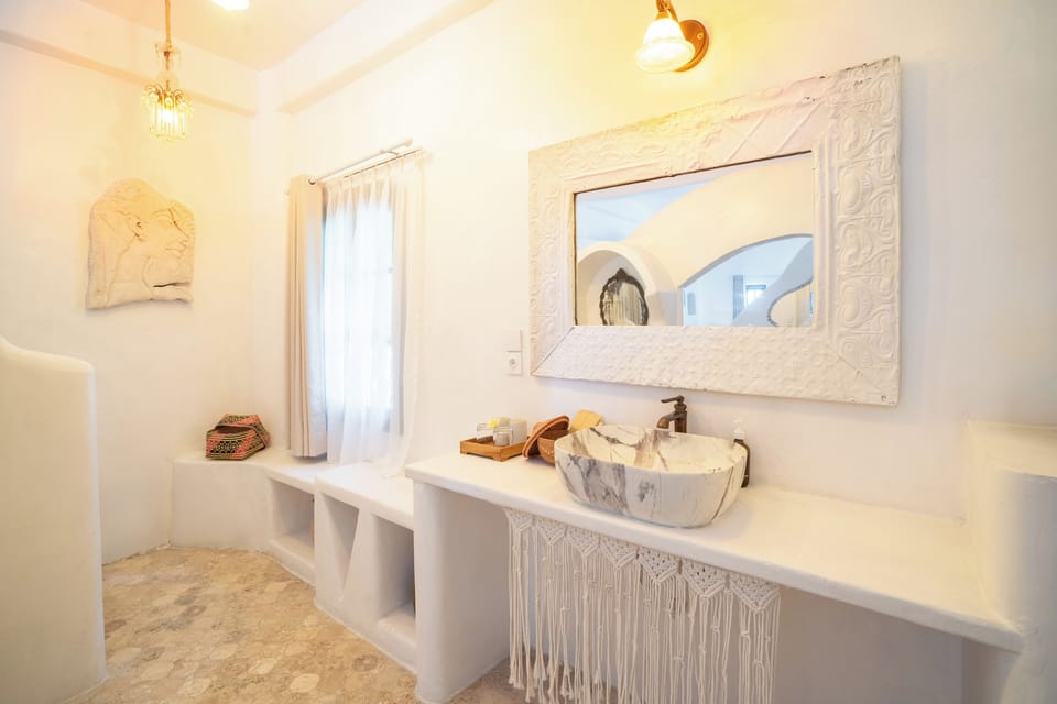 Deluxe Room | Minibar, in-room safe, individually decorated, individually furnished