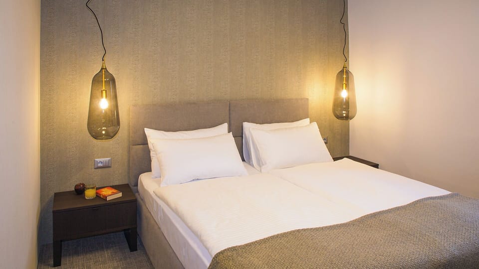 Room, 1 King Bed, Non Smoking, Private Bathroom | Egyptian cotton sheets, premium bedding, minibar (some free items), desk
