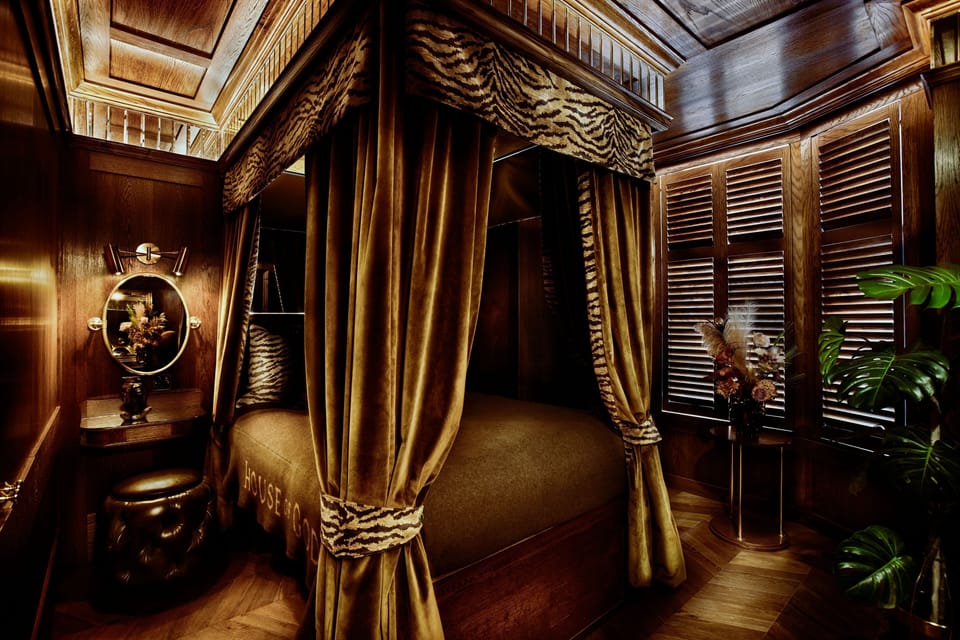 Classic Four Poster | Blackout drapes, soundproofing, iron/ironing board, free WiFi