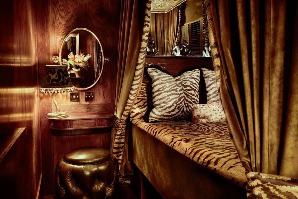Classic Four Poster | Blackout drapes, soundproofing, iron/ironing board, free WiFi