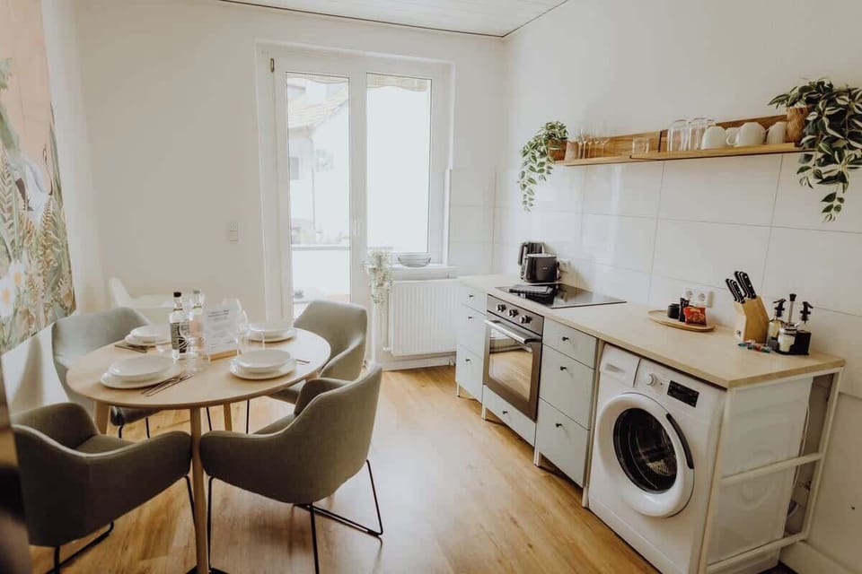 Die Küche ist vollwertig ausgestattet - hier könnt ihr gemeinsam kochen, essen, aber auch die Wäsche waschen. 
