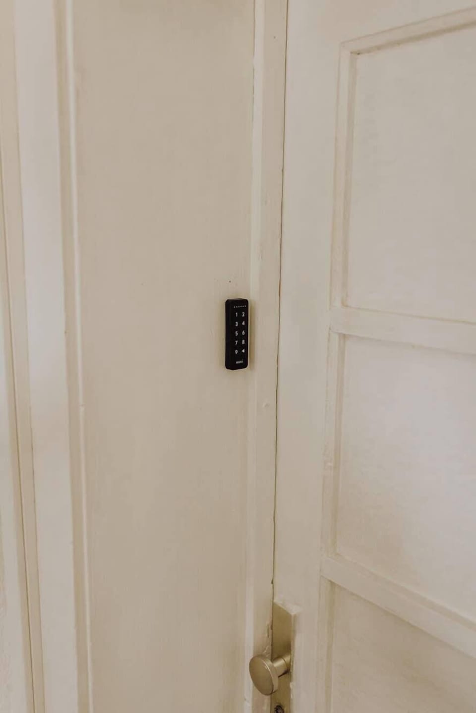 Die Tür öffnet ihr mit einem Pin-Code der euch vorab zur Verfügung gestellt wird - so braucht ihr euch auch bei einem Besuch mit mehr als 1,2 Personen keine Gedanken über Schlüsselverwaltung oder -verlust machen.