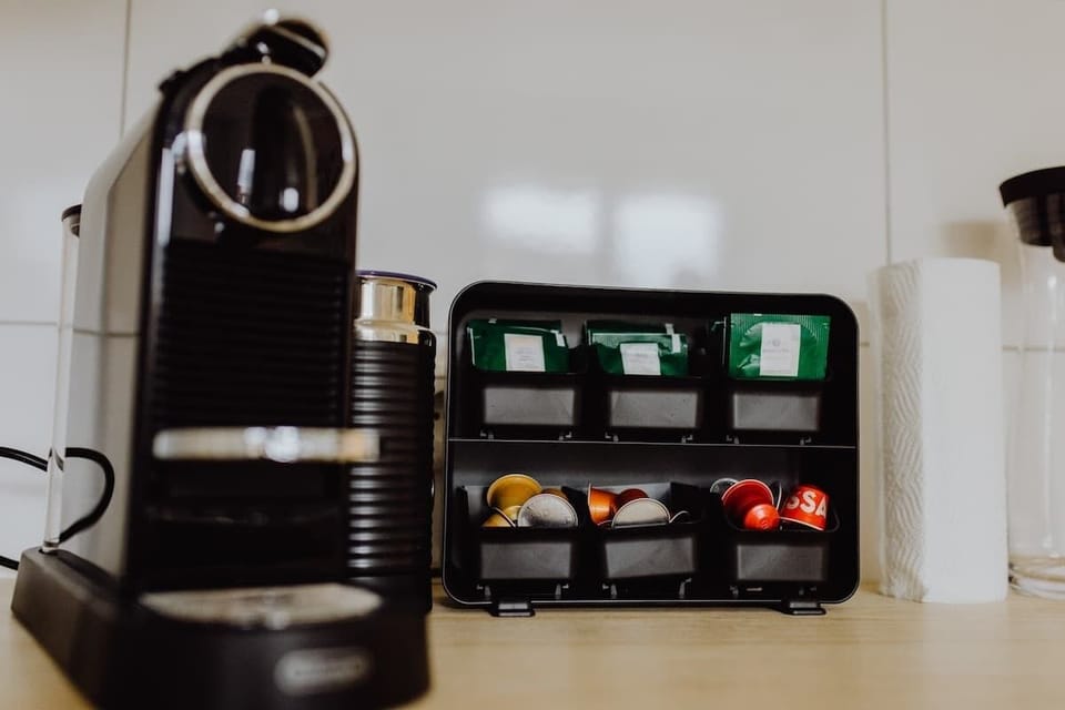 Eine Nespresso Maschine mit Milchaufschäumer zaubert euch die feinsten Kaffee Variationen und der Tee ist auch nicht gerade von schlechten Eltern.