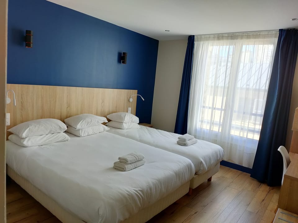 Triple Room | In-room safe, desk, free WiFi, bed sheets
