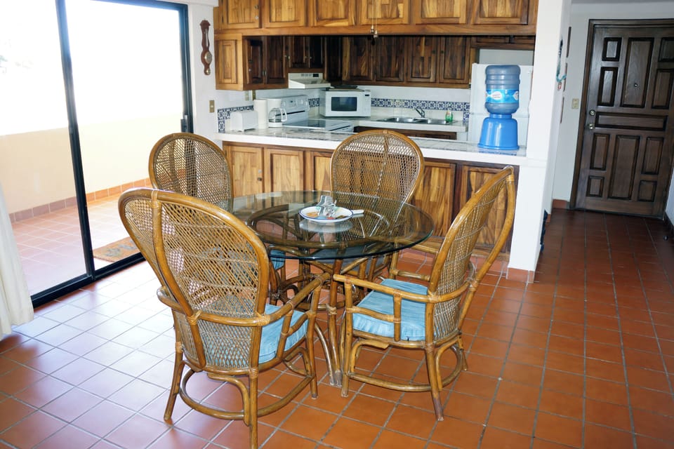 Dining Area & Kitchen