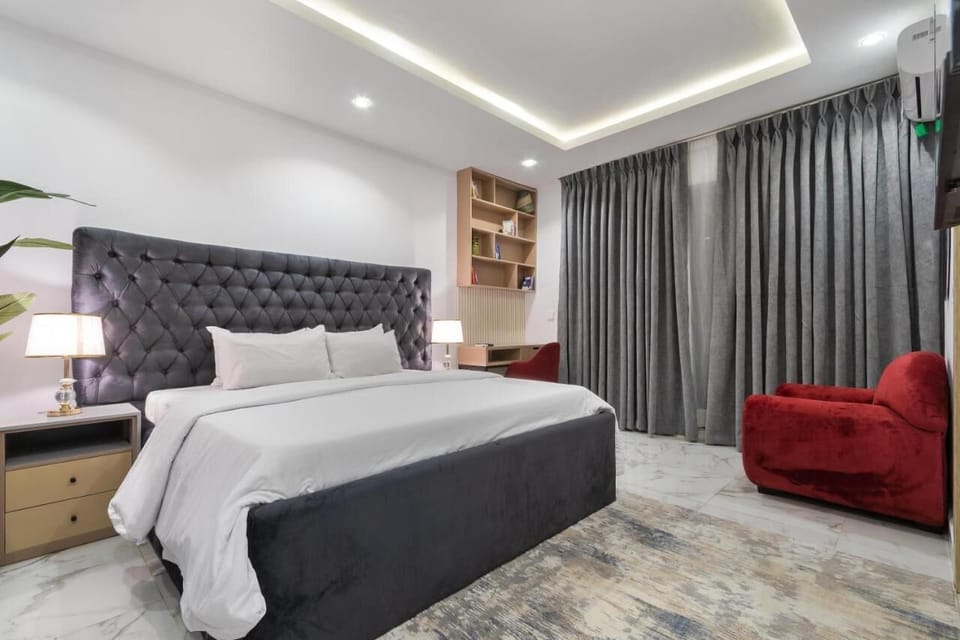 Family Room, Balcony | Desk, laptop workspace, soundproofing, free WiFi