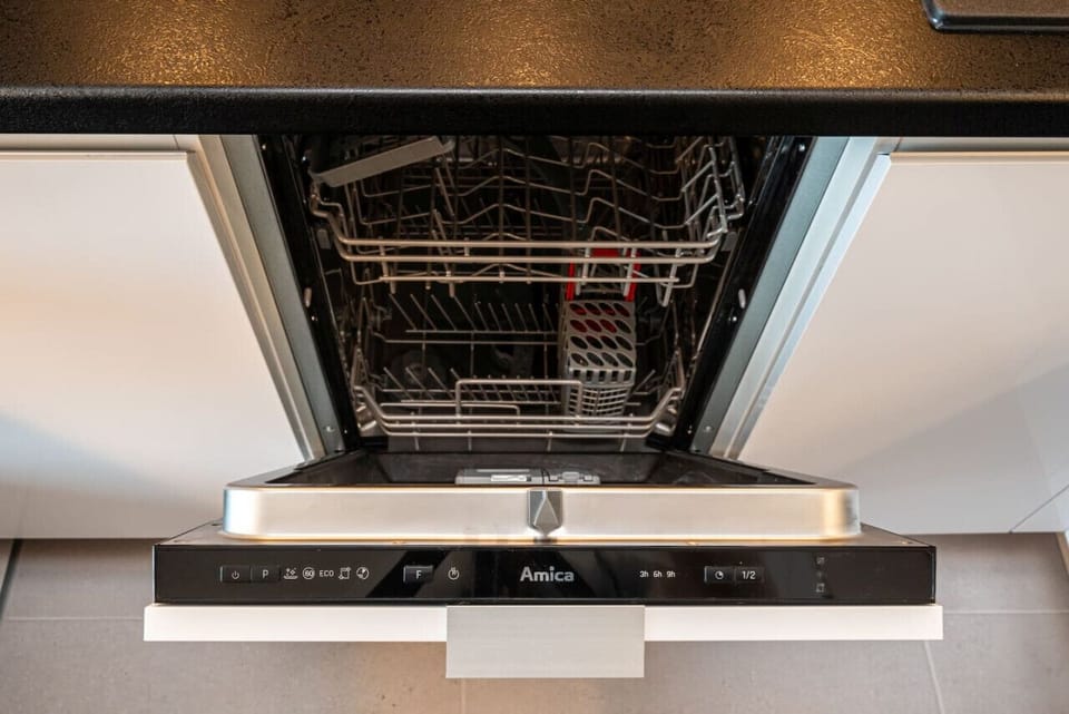 Kitchen equipment | Book Now with RENTUJEMY.COM