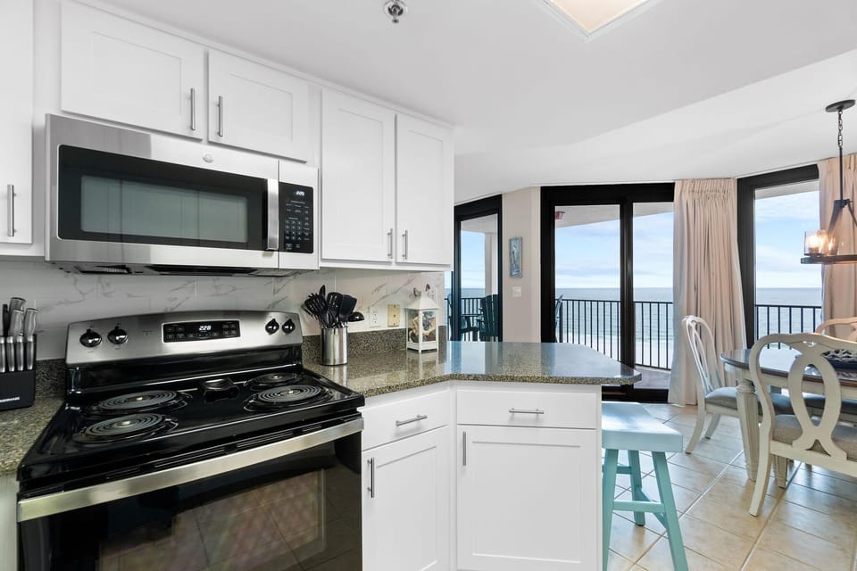 Condo, Multiple Beds (Phoenix VII 907) | Private kitchen | Oven, toaster, paper towels