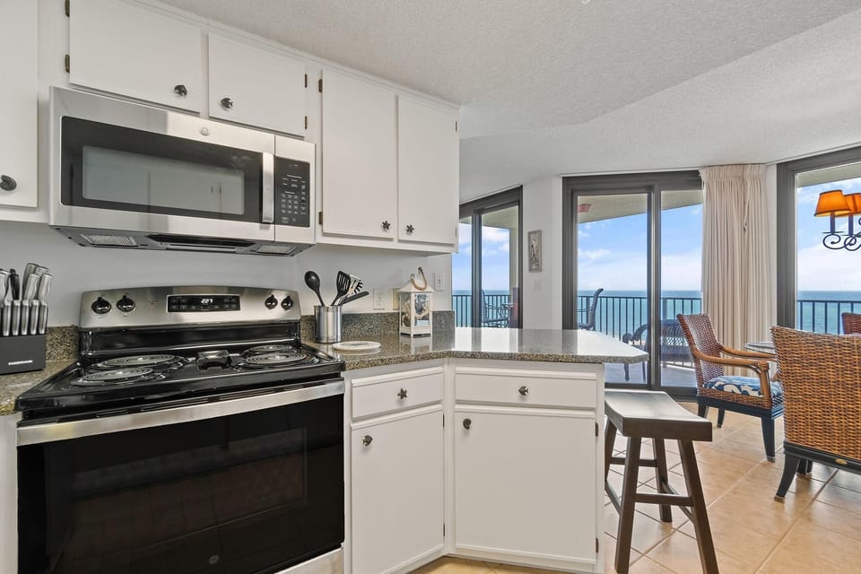 Condo, Multiple Beds (Phoenix VII 907) | Private kitchen | Oven, toaster, paper towels