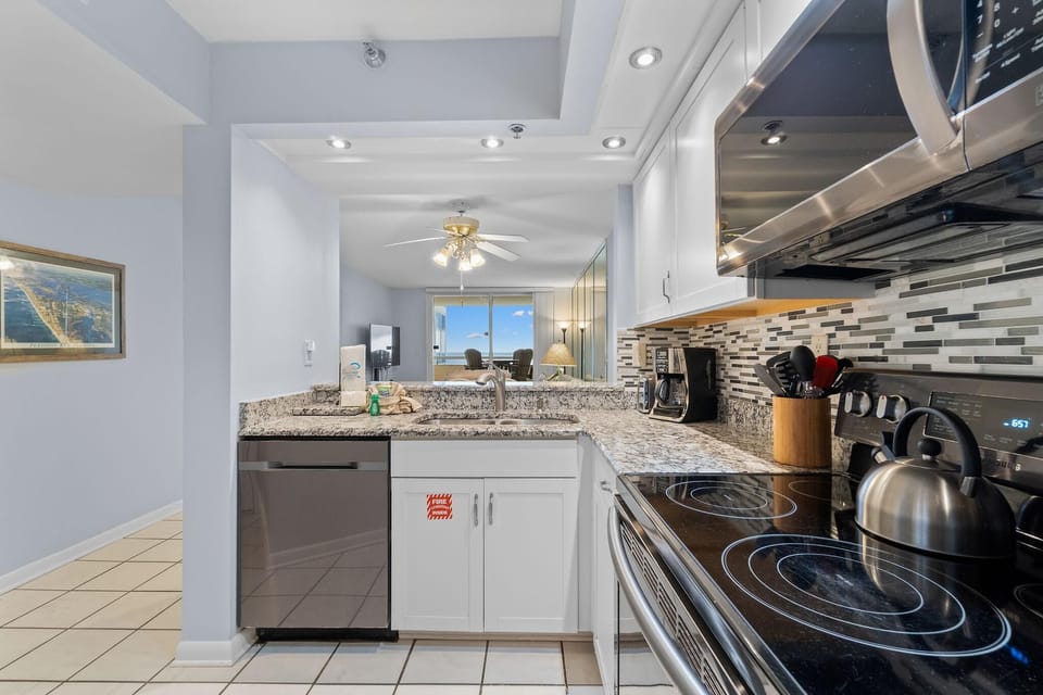 Condo, Multiple Beds (Perdido Sun 1008) | Private kitchen | Oven, toaster, paper towels