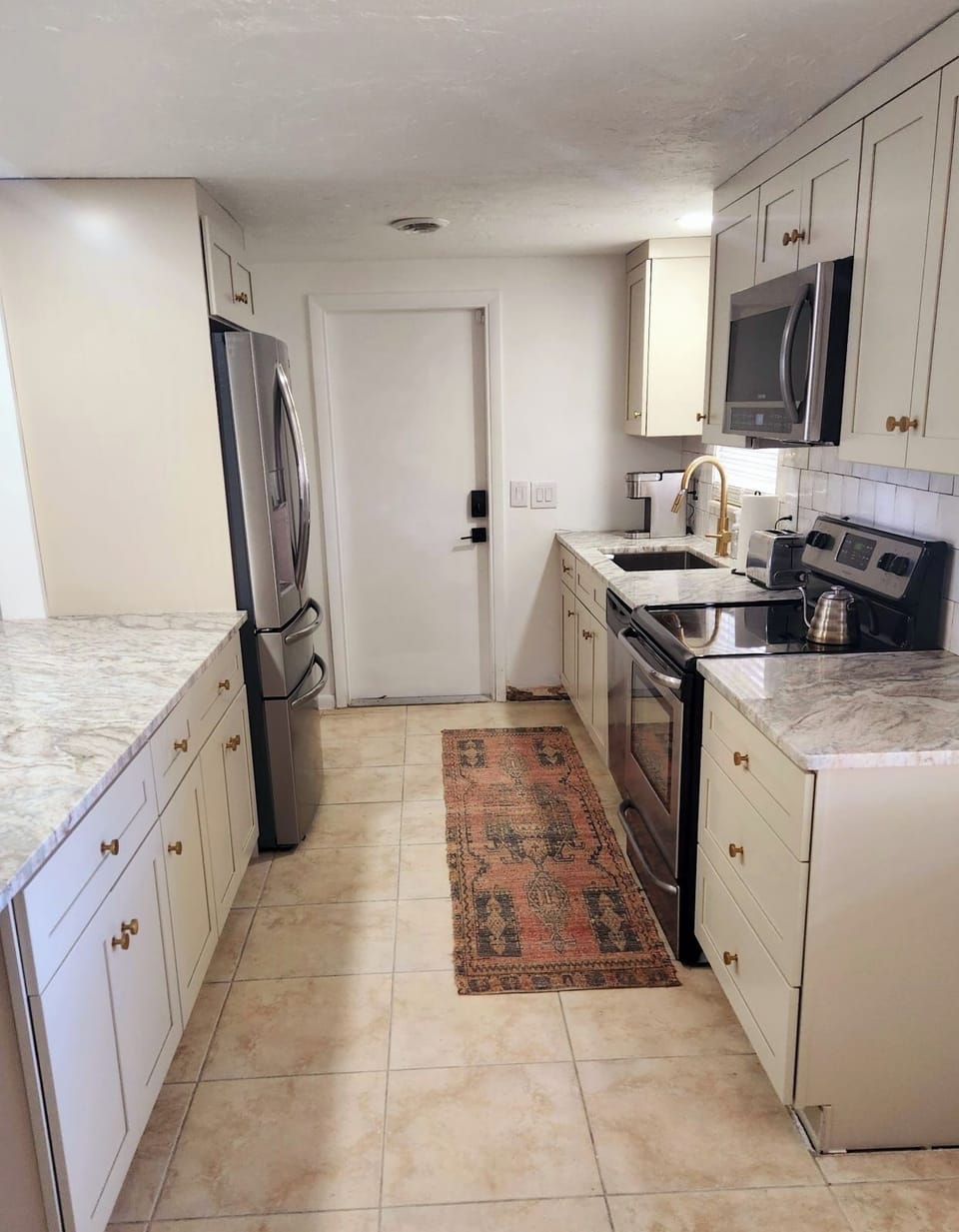 Open kitchen for enjoying friends and family around a meal or snacks