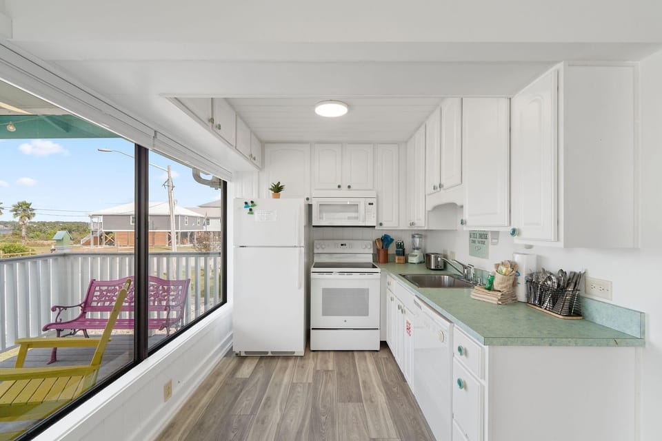 House, Multiple Beds (Hazel Mae's Hideaway) | Private kitchen | Oven, toaster, paper towels