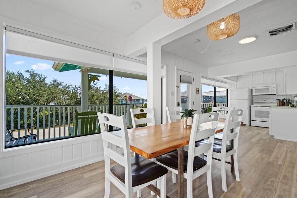 House, Multiple Beds (Hazel Mae's Hideaway) | Dining