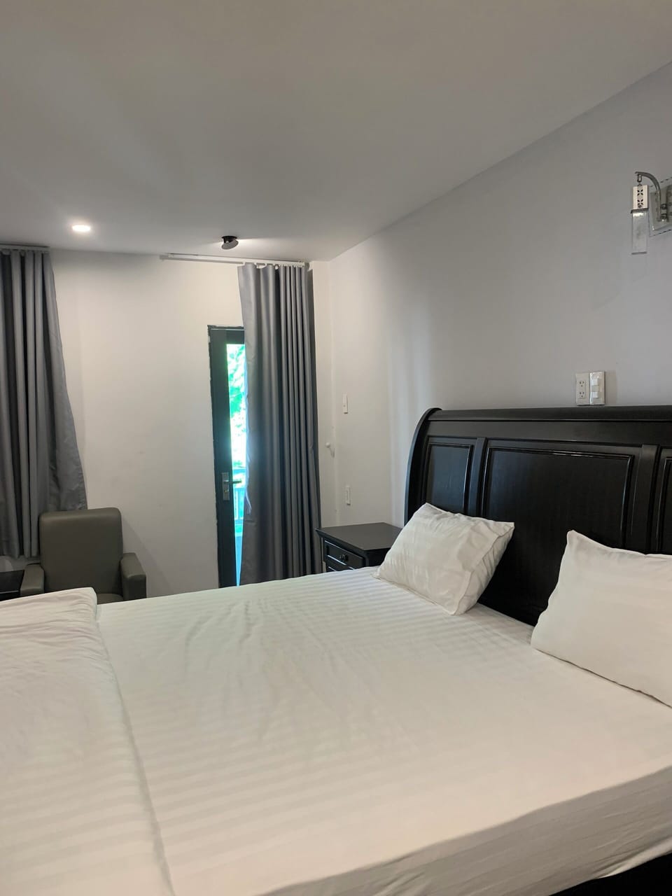 Grand Triple Room, 1 King Bed | Blackout drapes, soundproofing, iron/ironing board, WiFi (free)