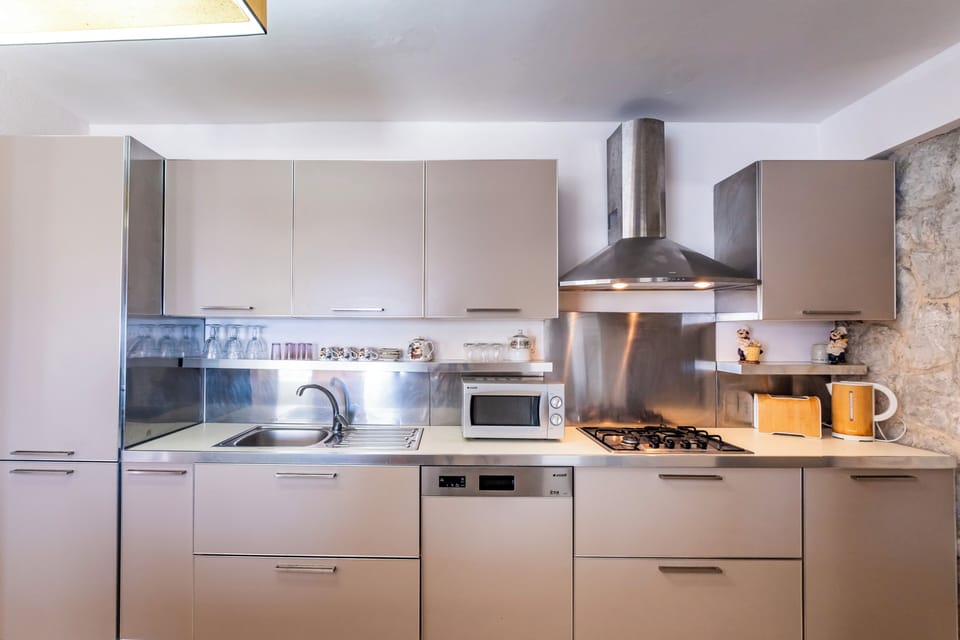 Deluxe Suite | Private kitchen | Espresso maker, coffee/tea maker, electric kettle